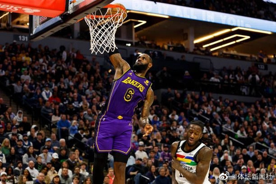 浓眉哥崴脚继续比赛