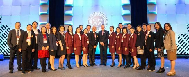 2018年CMAA中国分会成员参加于旧金山举行的CMAA国际会议，第三期学员（身着红色服装者）在大会上领取CCM徽章