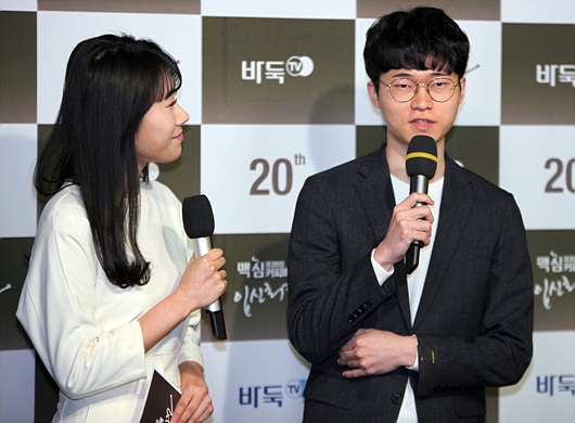 　　对局前，李东勋说，“在第二局中，发现申真谞的状态不是太好。今天的对局不好预测。但是我会尽最大努力集中精神下好每一手棋。”