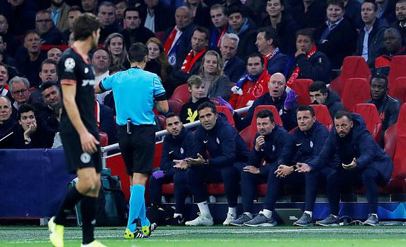 切尔西助教莫里斯被罚黄牌