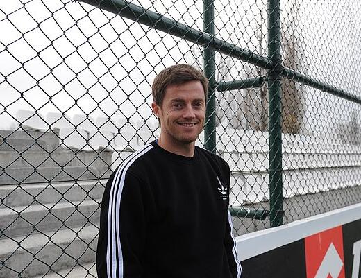 照片中唯一接过青训火炬的人