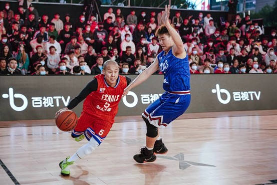 网红球员曹芳在比赛中突破张智渊的防守