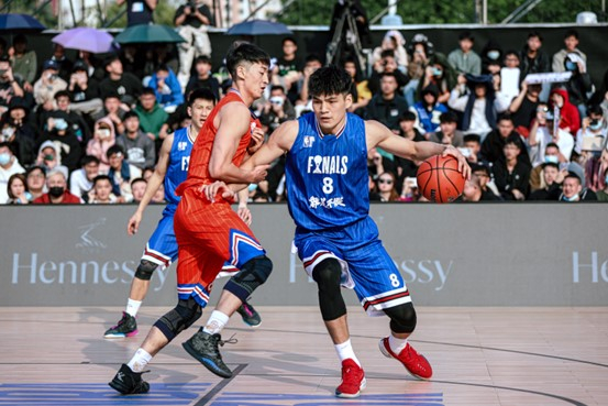 身披8号球衣的陈国豪在现场极具人气