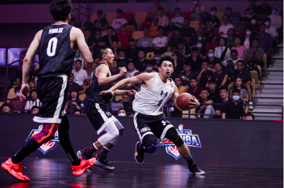 上海YM队员突破上场科技的防守