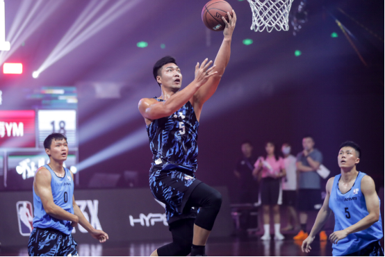 上海YM队员王增杰突破上篮