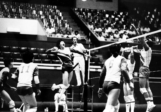 1981年11月，第三届世界杯女子排球赛中，中国队首次登上世界冠军领奖台