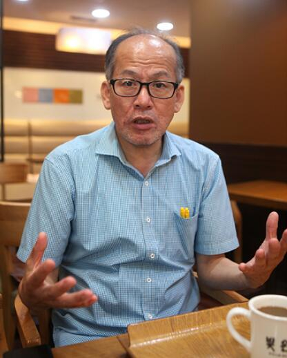 　　▲ 闫民庸的正式职务是”京乡新闻体育组组长“。但是，他更以”朝鲜语达人“闻名于世。他所编写的《高傲的朝鲜语达人》系列图书大受读者的欢迎。这部图书竟然连续印刷了40余版。曾任韩国语文校验记者协会副会长的闫民庸曾在国立韩国语研究院的《标准韩国语大辞典》中找出几百个错误。2002年，他还在中学语文教科书中找出了数个错误。2005年，他还在国立中央博物馆的说明材料中找出了语法错误。因为这些功劳，他曾两次获得《韩国语文大赏》。