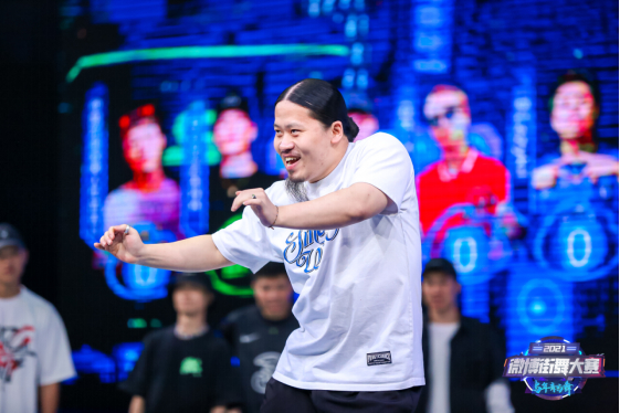 青年组Cypher环节高手对照招儿，片片@片片-Futurism直接穿5晋级