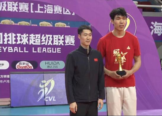 上海光明的副攻彭世坤荣膺2023-2024赛季中国男子排球超级联赛MVP