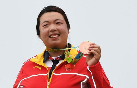 冯珊珊获得里约奥运会铜牌（照片来自新浪高尔夫）