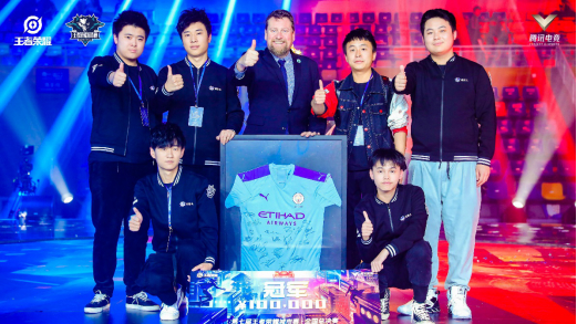 　　赛后的颁奖仪式上，曼切斯特旅游局经理Tim&nbsp;Manley向冠军成都JL战队赠予了曼城的新赛季全员签名球衣