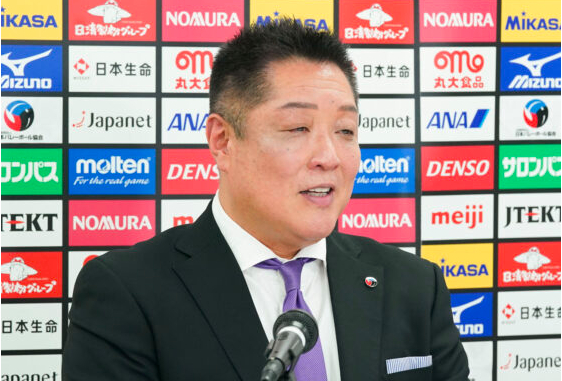 日本女排主帅真锅政义出席媒体见面会