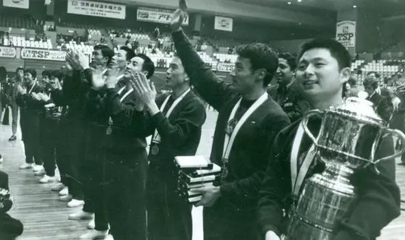 徐寅生率队夺取 31 届世锦赛男团冠军