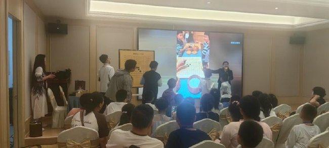 不雅众在不雅赛区现场不雅看比赛,专科教师就对局进行教养
