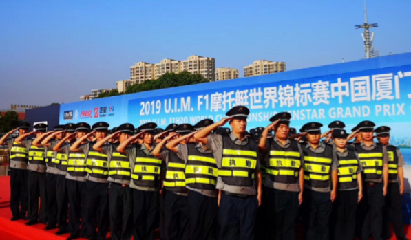 参与大赛安保执勤的全体工作人员在主席台合影留念