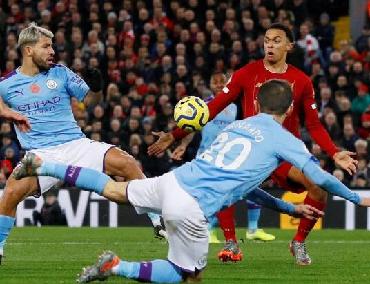 手臂明显张开，不自然的扩大了身体范围