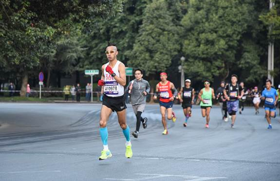 361°跑步顾问马亮武与其他参赛者一同全情投入比赛