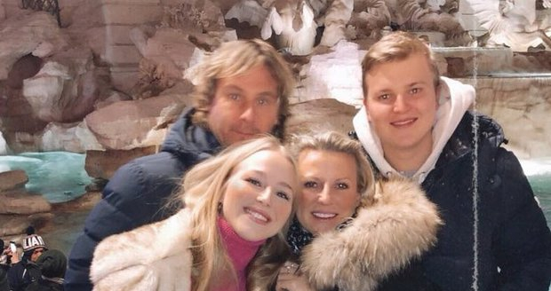 内德维德夫妇和儿女的合照