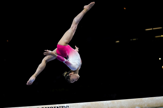 10月13日，中国选手李诗佳在平衡木决赛中。新华社记者张铖摄