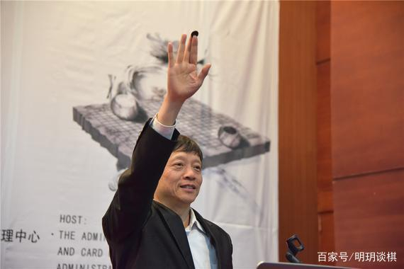 方老师在围棋课上展示执子方式