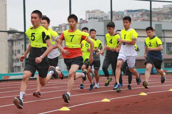 5月13日，考生进行长跑项目考试。新华社记者刘续摄