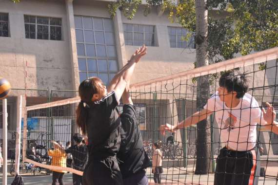 樊文艳参加清华大学院系排球赛