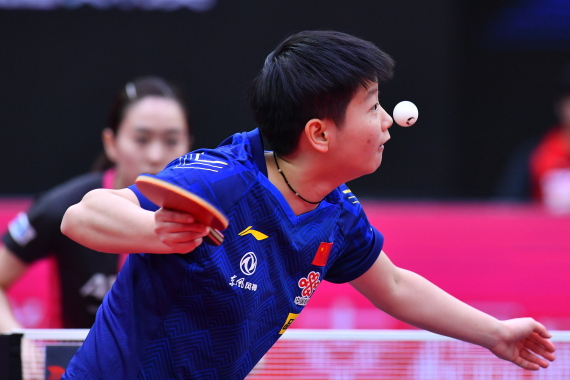 11月9日，中国选手孙颖莎在比赛中发球。 新华社记者 朱峥 摄