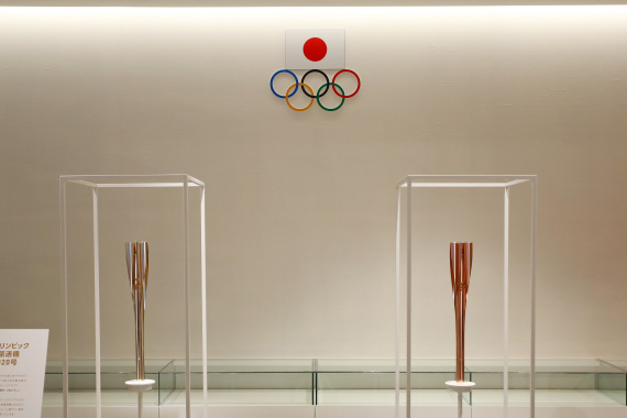 在日本奥林匹克博物馆展览现场拍摄的东京奥运会残奥会圣火传递火炬（右）。新华社记者杜潇逸摄