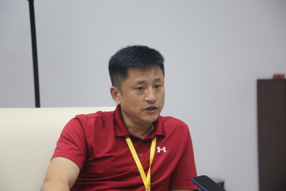 王海滨在接受采访。新华社发。