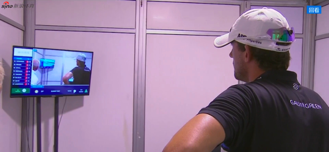 比约克在记分处等待