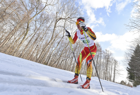 　　资料图：第八届亚洲冬季运动会越野滑雪男子4X7.5公里接力赛，2月24日，中国队选手尚金财在比赛中。新华社记者夏一方摄