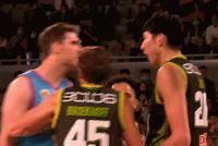 硬气!周琦与对手爆发冲突 两人激烈对喷