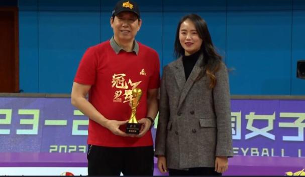 王宝泉荣膺2023-2024赛季排超女排联赛最佳教练