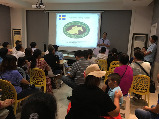 图为深圳罗湖妇幼保健院的龚建华教授在现场分享心得