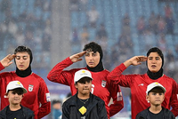 伊朗女足悄悄发出求救手势？