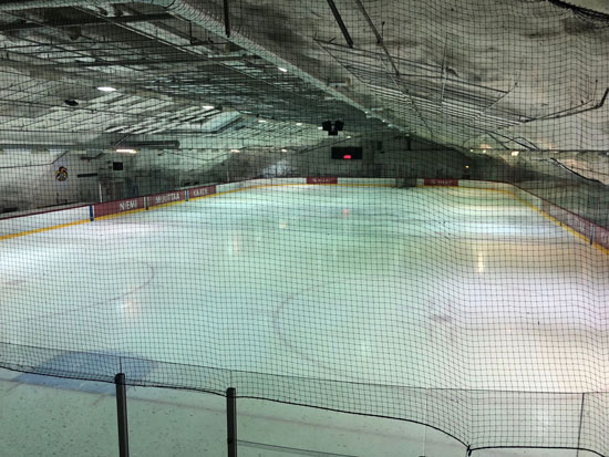 屋顶是岩石的地下训练场