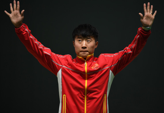 　　2016年8月13日，中国选手李越宏在颁奖仪式上。当日，在2016年里约奥运会射击男子25米手枪速射决赛中，中国选手李越宏以27中的成绩获得铜牌。新华社记者韩瑜庆摄