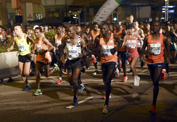 资料图：2019年2月17日，选手在渣打香港马拉松比赛中。