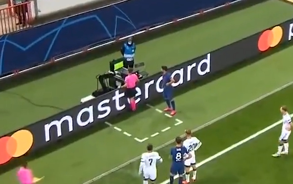 苏亚雷斯和裁判一起看VAR