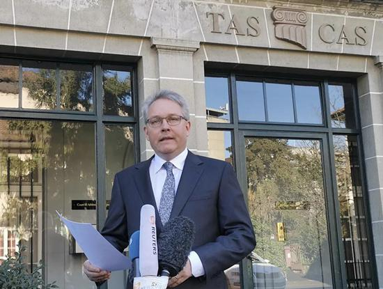 CAS秘书长宣布裁决结果，图片来自新华社