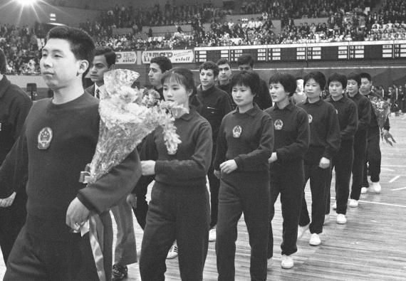 　　第三十一届世界乒乓球锦标赛开幕式，1971年3月28日下午在日本名古屋市的“爱知县体育馆”隆重举行。图为中国乒乓球运动员进入比赛场。新华社发