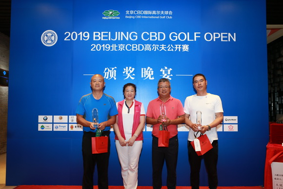 CBD球会总经理程景璐女士为净杆冠亚季军颁奖