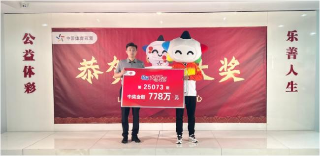 大奖得主领奖照