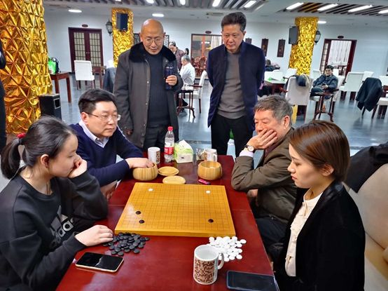 南京慕道棋牌俱乐部顾问苏恩本博士（左一）