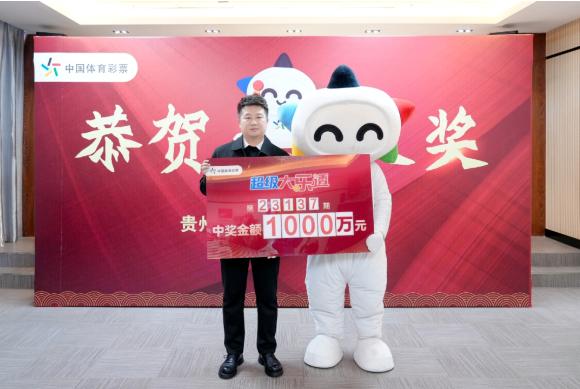铜仁市体育<a href=https://www.r859.com/post/1237/ target=_blank class=infotextkey>彩票</a><a href=https://www.r859.com/post/454/ target=_blank class=infotextkey>管理</a><a href=https://www.r859.com/post/412/ target=_blank class=infotextkey>中心</a>副主任杨阳（左）为刘先生颁奖