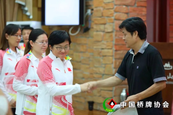 运动员向朱国平主任递交“赛风赛纪和反兴奋剂工作责任书”