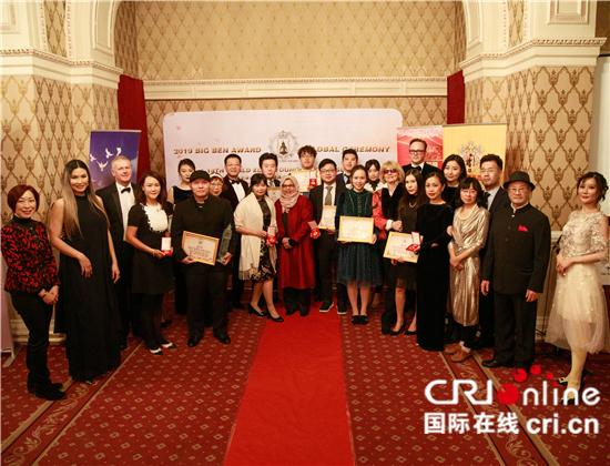 2019年度大本钟奖全球慈善公益颁奖典礼部分获奖者与颁奖嘉宾合影（图片由主办方提供）