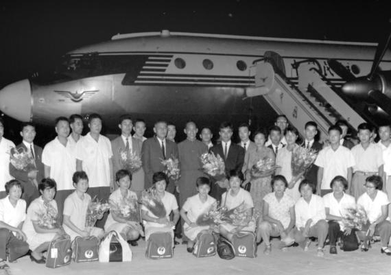 　　1966年8月24日，由日本乒乓球协会代理会长后藤钾二率领的日本男女乒乓球代表队抵达北京，参加北京国际乒乓球邀请赛。中国照片档案馆图片
