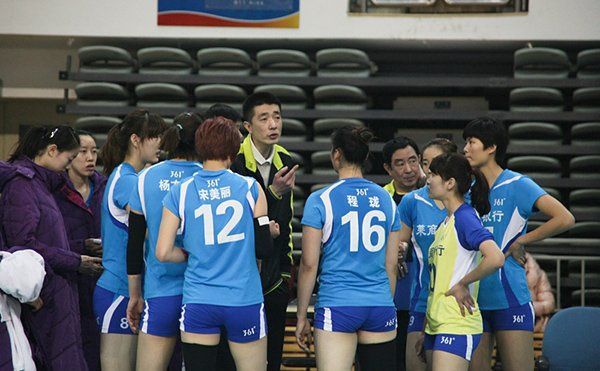 2013-2014全国女排联赛，安家杰指点山东女排