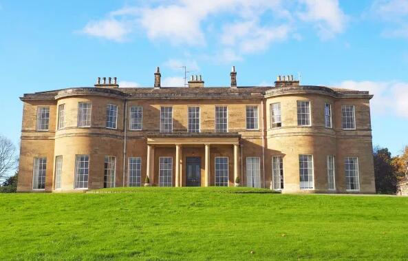 老板一开始让贝尔萨住这家酒店，后来他搬出去，自己租了个小公寓